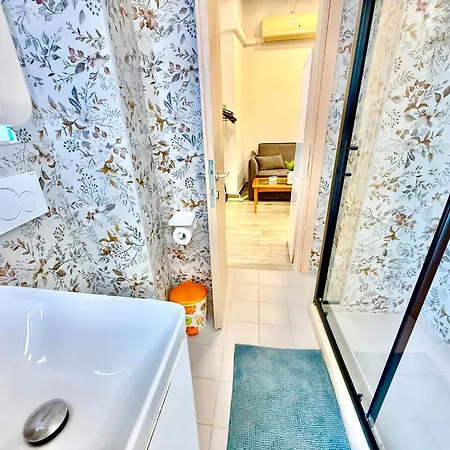 Travelers Luxury Suites, & Apartament *