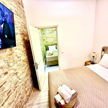 Travelers Luxury Suites, & Apartament *