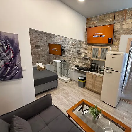 Travelers Luxury Suites, & Apartament