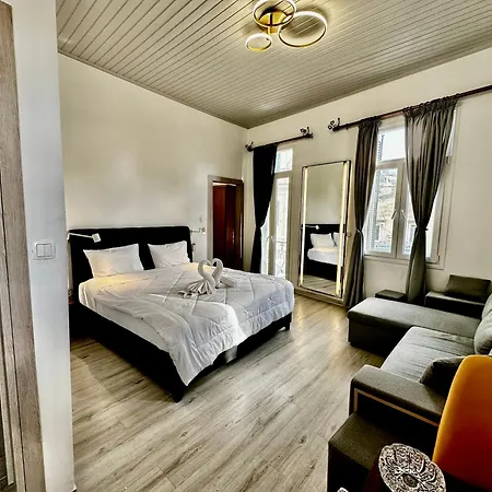 Apartment Travelers Luxury Suites, & *