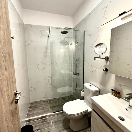 Travelers Luxury Suites, & Apartament