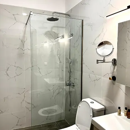 Travelers Luxury Suites, & Apartament *