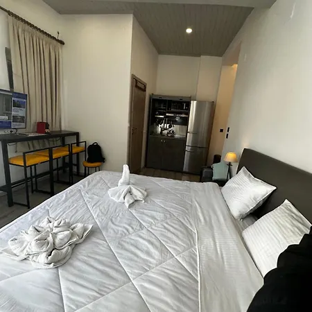 Travelers Luxury Suites, & Apartament *