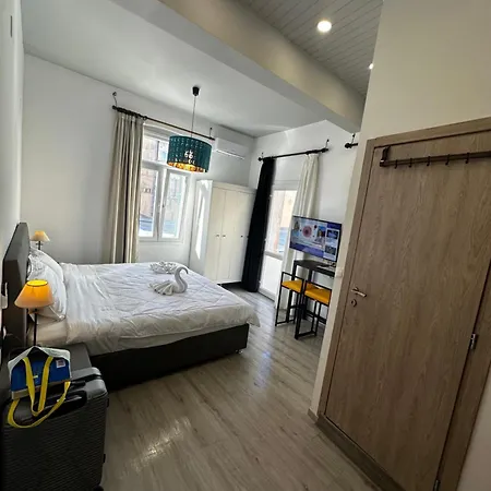 Travelers Luxury Suites, & Apartament