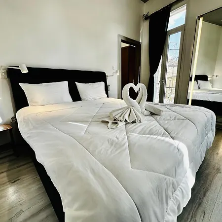 Travelers Luxury Suites, & Apartament