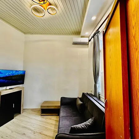 Travelers Luxury Suites, & Apartament *