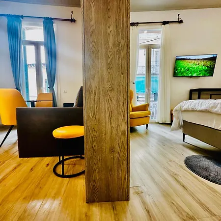 Travelers Luxury Suites, & Apartament *