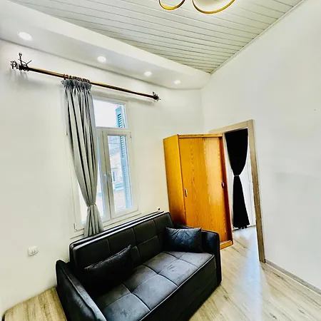 Travelers Luxury Suites, & Apartament *