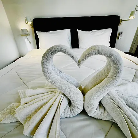 Apartament Travelers Luxury Suites, & *