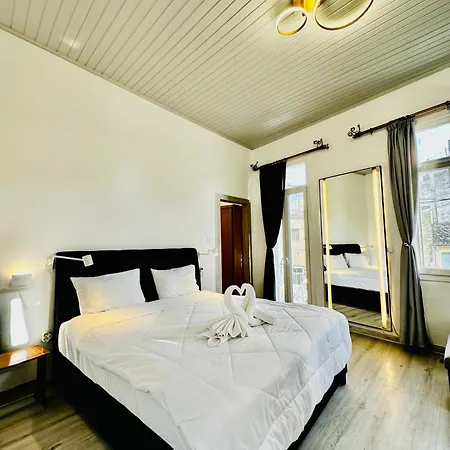 Apartament Travelers Luxury Suites, & *